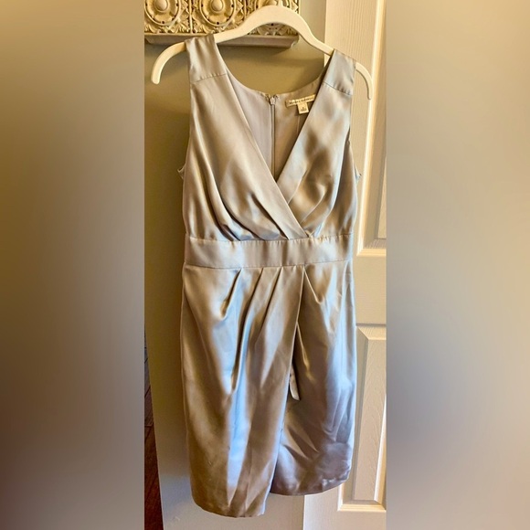Banana Republic Gray Silk Dress with Wrap Look and Cinched Waist NWT SZ 4 - Picture 1 of 7